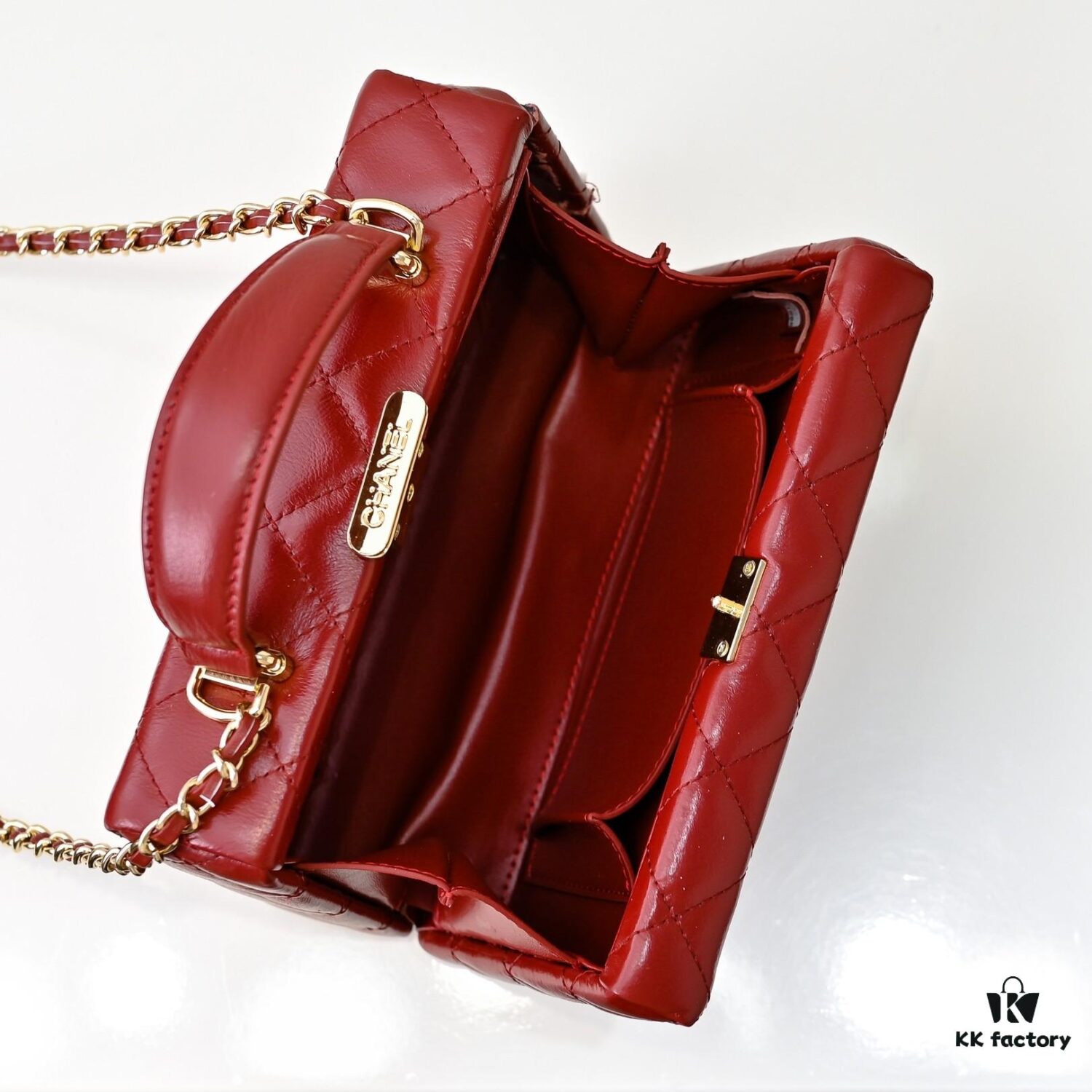 69304fd7f09edb6de4c4eaa0 CHANEL 24K Makeup Pouch, Luxurious and Stylish, Top-Grain Leather with Durable Gold Chain, Double C Logo, Elegant and Practical Accessory