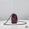 69304ffef09edb6de4c4eadb Double Eleven Special Price ¥ No Returns or Exchanges Burgundy Red Chanel Inspired Bike Bag Made from Premium Cowhide Original Pattern One-to-One Replication Excellent Texture and Craftsmanship Camera-Shaped Design Combines Art and Functionality Classic Design Unbeatable Elegance and Fullness High Quality at Low Price Model Number: 1115 Size: 17.5*13*5 cm