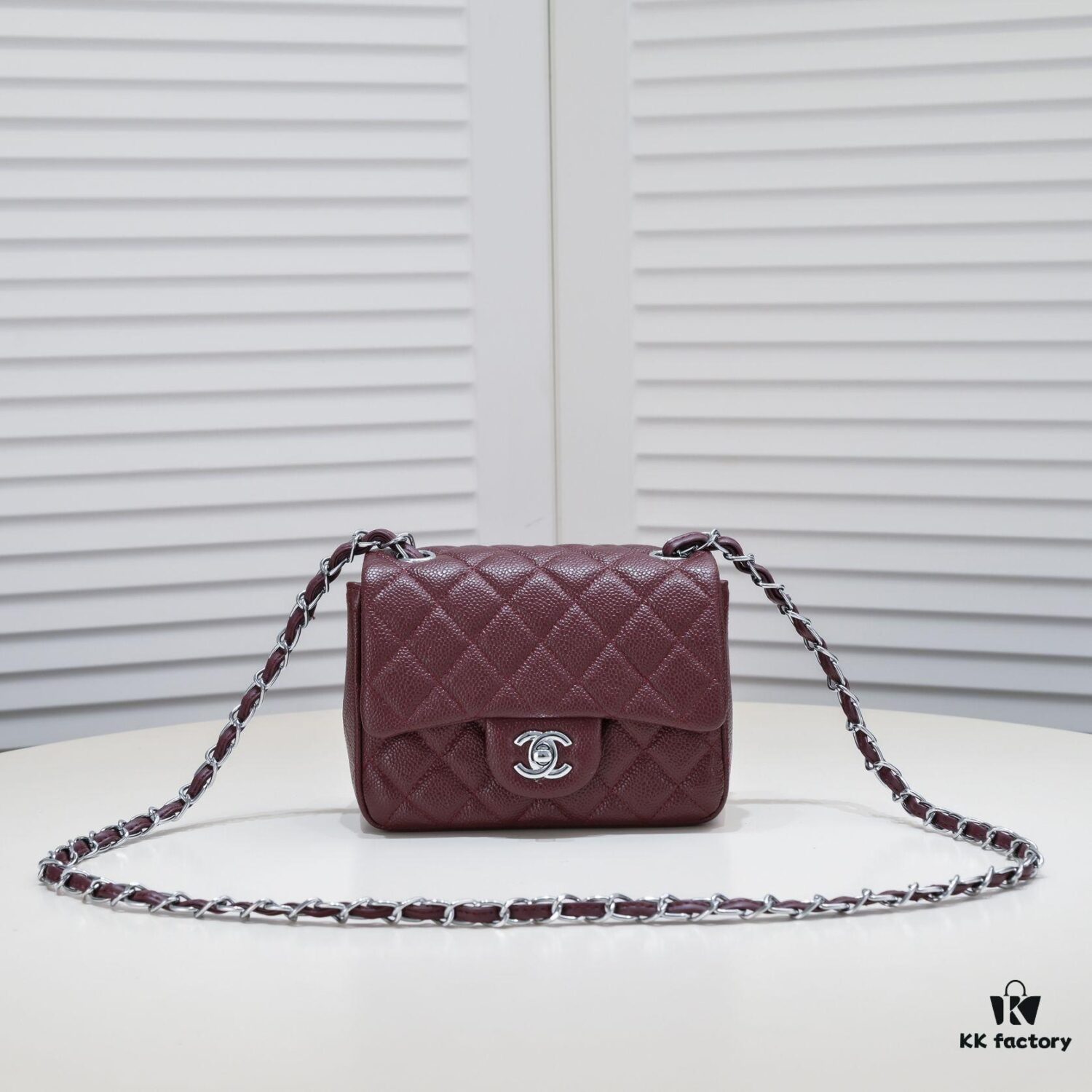 69304ffef09edb6de4c4eadc Double Eleven Special Price ¥ No Returns or Exchanges Burgundy Red Chanel Inspired Bike Bag Made from Premium Cowhide Original Pattern One-to-One Replication Excellent Texture and Craftsmanship Camera-Shaped Design Combines Art and Functionality Classic Design Unbeatable Elegance and Fullness High Quality at Low Price Model Number: 1115 Size: 17.5*13*5 cm