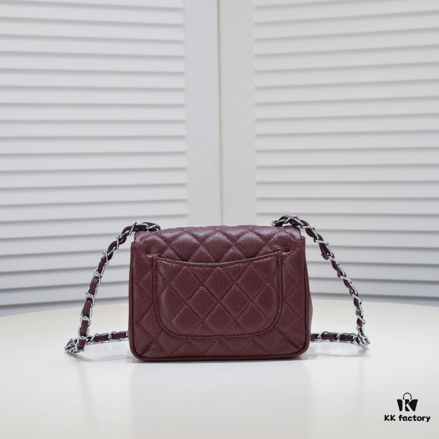 69304ffef09edb6de4c4eadd Double Eleven Special Price ¥ No Returns or Exchanges Burgundy Red Chanel Inspired Bike Bag Made from Premium Cowhide Original Pattern One-to-One Replication Excellent Texture and Craftsmanship Camera-Shaped Design Combines Art and Functionality Classic Design Unbeatable Elegance and Fullness High Quality at Low Price Model Number: 1115 Size: 17.5*13*5 cm