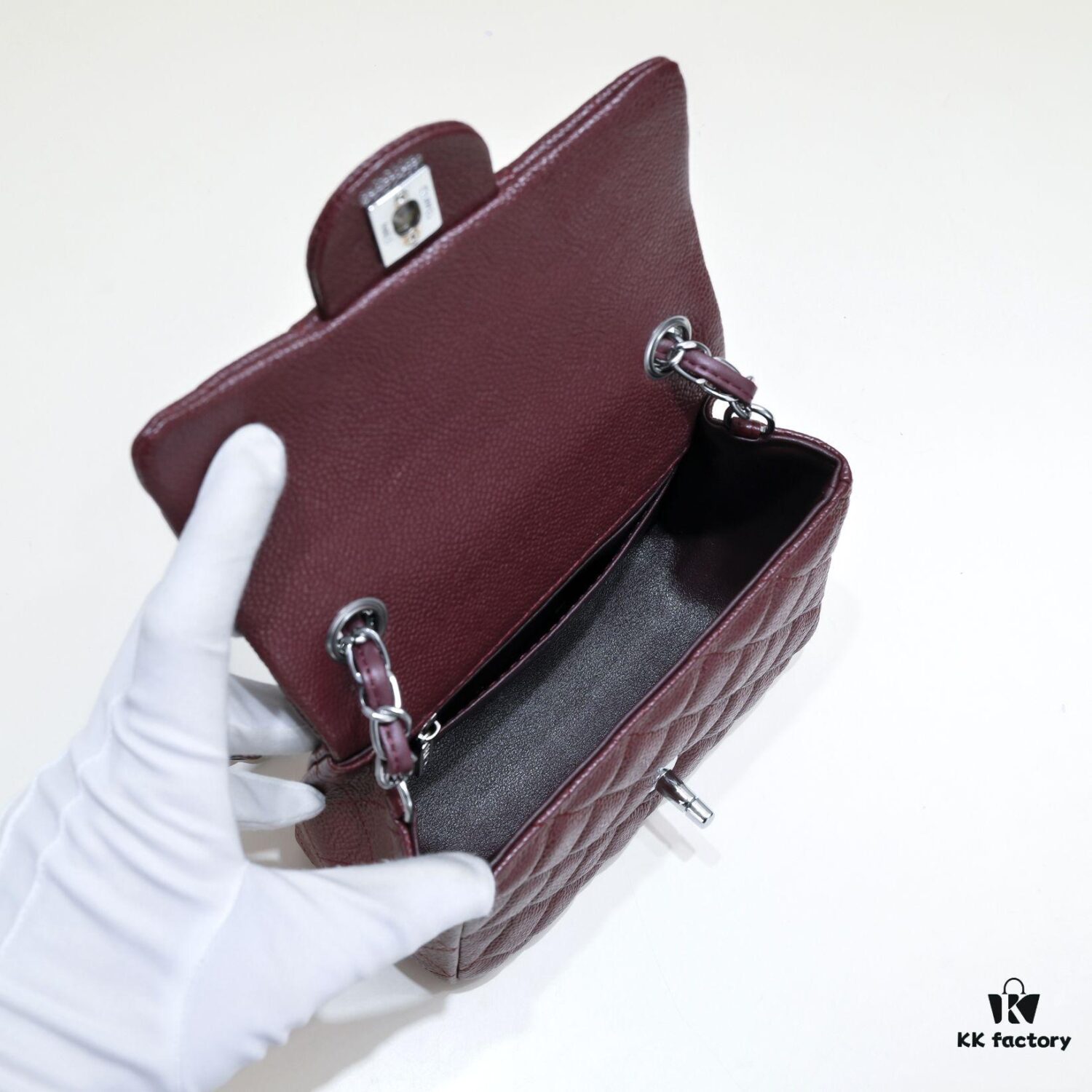 69305000f09edb6de4c4eade Double Eleven Special Price ¥ No Returns or Exchanges Burgundy Red Chanel Inspired Bike Bag Made from Premium Cowhide Original Pattern One-to-One Replication Excellent Texture and Craftsmanship Camera-Shaped Design Combines Art and Functionality Classic Design Unbeatable Elegance and Fullness High Quality at Low Price Model Number: 1115 Size: 17.5*13*5 cm