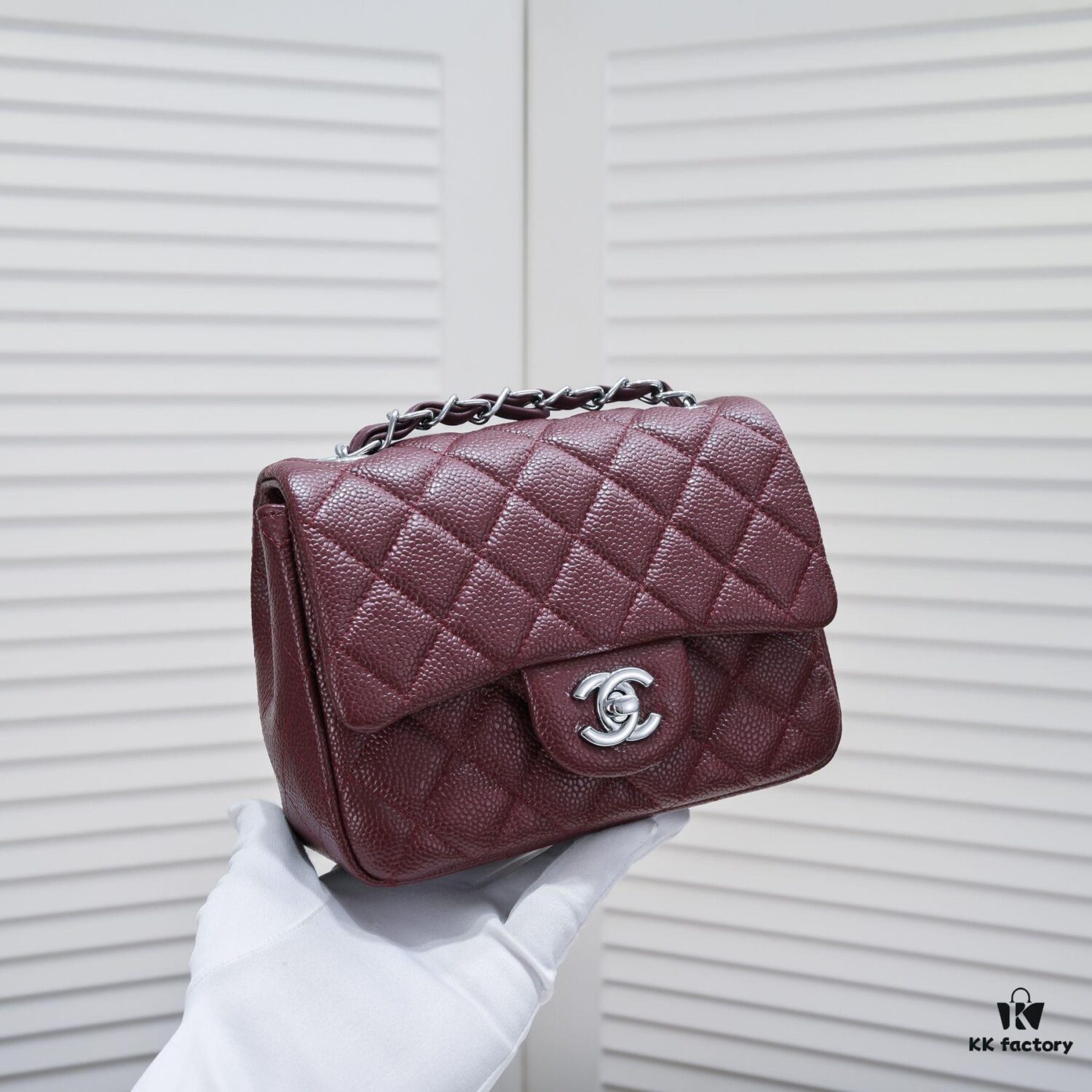 69305001f09edb6de4c4eadf Double Eleven Special Price ¥ No Returns or Exchanges Burgundy Red Chanel Inspired Bike Bag Made from Premium Cowhide Original Pattern One-to-One Replication Excellent Texture and Craftsmanship Camera-Shaped Design Combines Art and Functionality Classic Design Unbeatable Elegance and Fullness High Quality at Low Price Model Number: 1115 Size: 17.5*13*5 cm