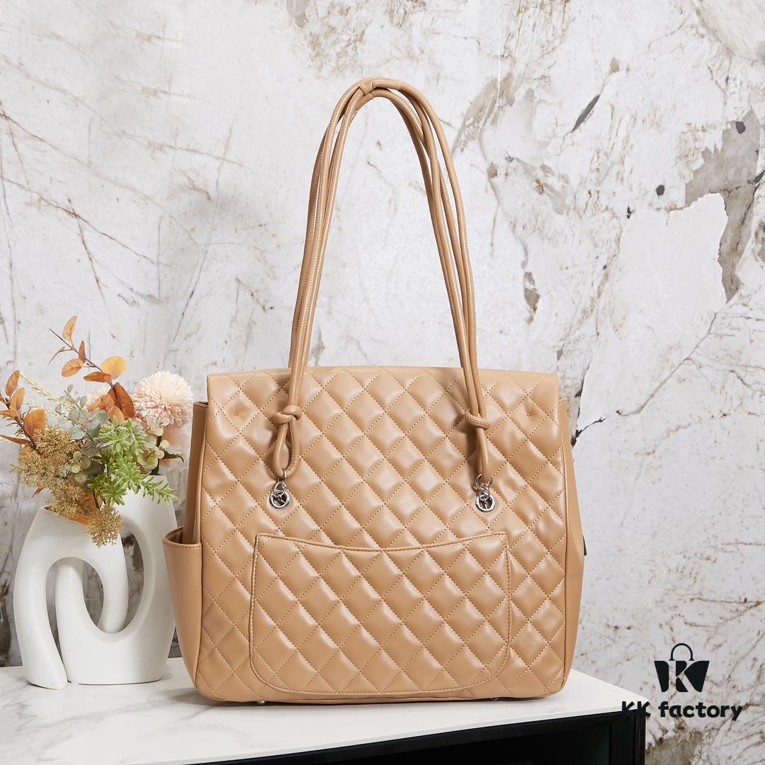 New Arrival CHANEL: 24A Spring Vintage Handbag 🌹💕 ... 2024 Brand New Ultimate Version! A Timeless Classic Reborn – The Vintage 'Vegetable Basket' Bag, Once Ranked Among the World's Top 50 Most Desirable Bags, Gained Fame by Being Carried by Miss Hilton. Already Discontinued at Official Boutiques – Unavailable Even with Money [Smile]. Exclusively Sourced from a Vintage Store. ZP-Developed Leather Material: European-Origin Haas Lambskin, Imported from Italy, with 24K Thick Gold-Plated Steel Lock. Limited Stock, Frequently Out of Stock. The Entire Bag’s Feel and Quality Perfectly Matches the Authentic Version ✔ Dimensions 37x28x10, Model No. 9959