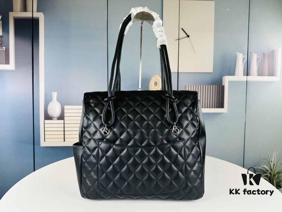 New Arrival CHANEL 24A Spring Collection Vintage Bag 🌹💕 ... 2024 Brand New Ultimate Version! A Timeless Classic Reimagined – The Iconic 'Vintagep' Basket Bag, Once Ranked Among the World's Top 50 Most Desirable Handbags, Famous for Being a Favorite of Miss Hilton. Discontinued at Official Boutiques – Unavailable Even with Money [Smile] Exclusively Sourced from Vintage Stores. ZP-Developed Leather: European-Origin Haas Lambskin, 24K Thick Gold-Plated Steel Lock Imported from Italy. Limited Stock, Frequently Out of Stock. Perfectly Matches the Authentic Piece in Texture and Feel ✔ Size 37x28x10, Model No. 9959
