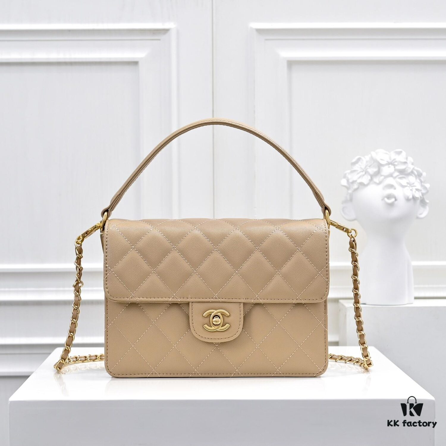 Large Size 👑 CHANEL 24K Autumn-Winter New Arrival, Featuring Unique Texture of Caviar Leather in Large, Medium, and Small Sizes. Can Be Carried by Hand or Worn Crossbody with Detachable Strap