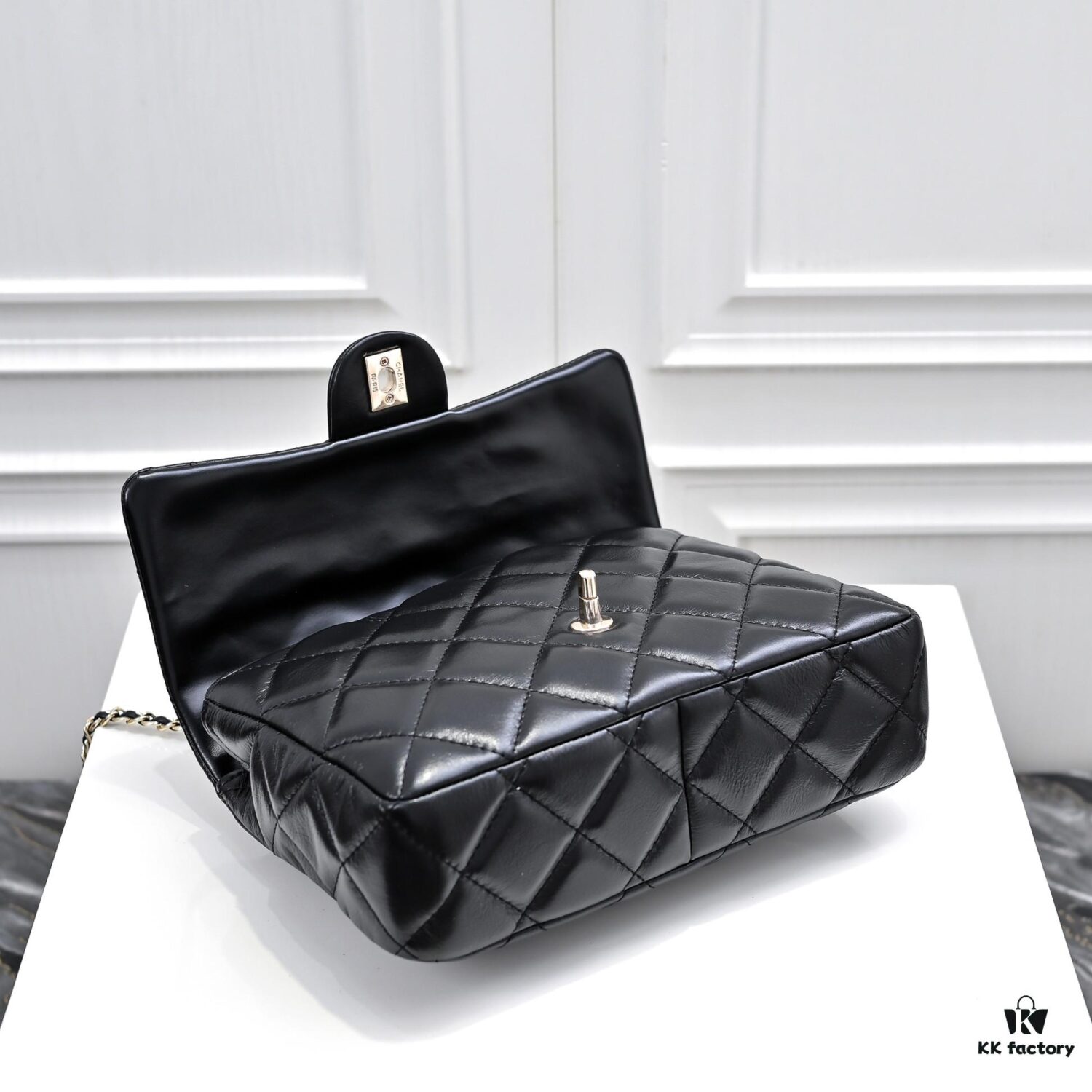 69305090f09edb6de4c4ebb0 Large Size 👑 Chanel 24B New Collection Top-Grain Oil-Waxed Leather Handbag with Braided Metal Chain Handle