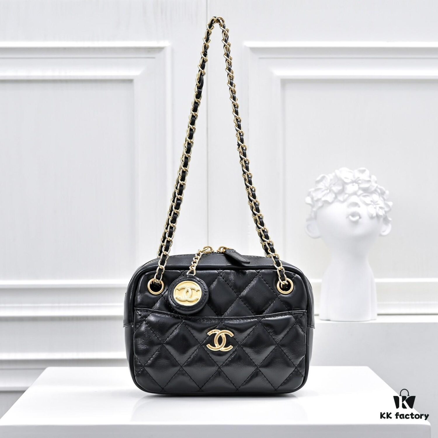 693050b1f09edb6de4c4ebd4 CHANEL 24K Autumn/Winter New Series Camera Bag, Full-Grain Leather, Eye-Catching Double C Logo, Classic and Unique Design