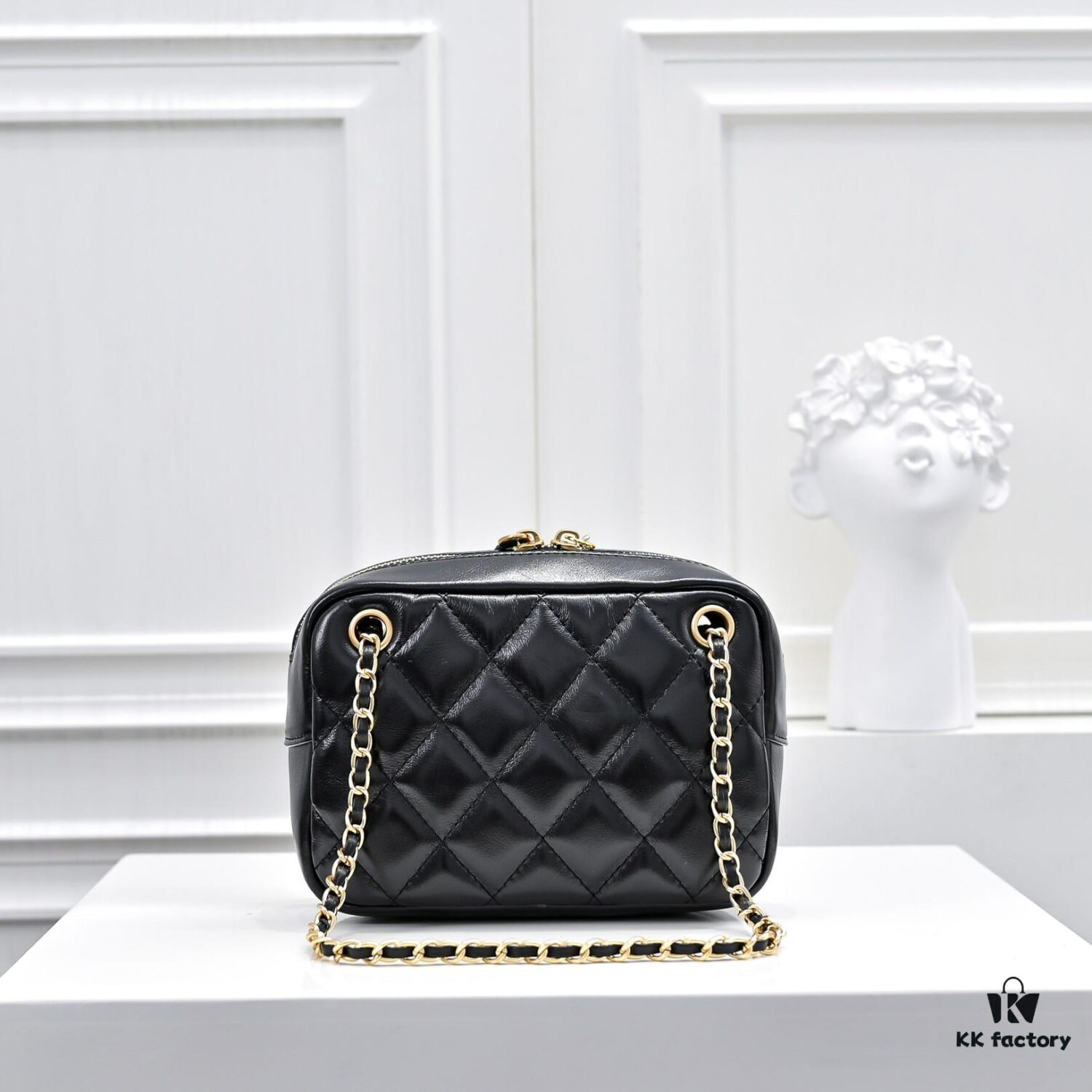 693050b3f09edb6de4c4ebd8 CHANEL 24K Autumn/Winter New Series Camera Bag, Full-Grain Leather, Eye-Catching Double C Logo, Classic and Unique Design
