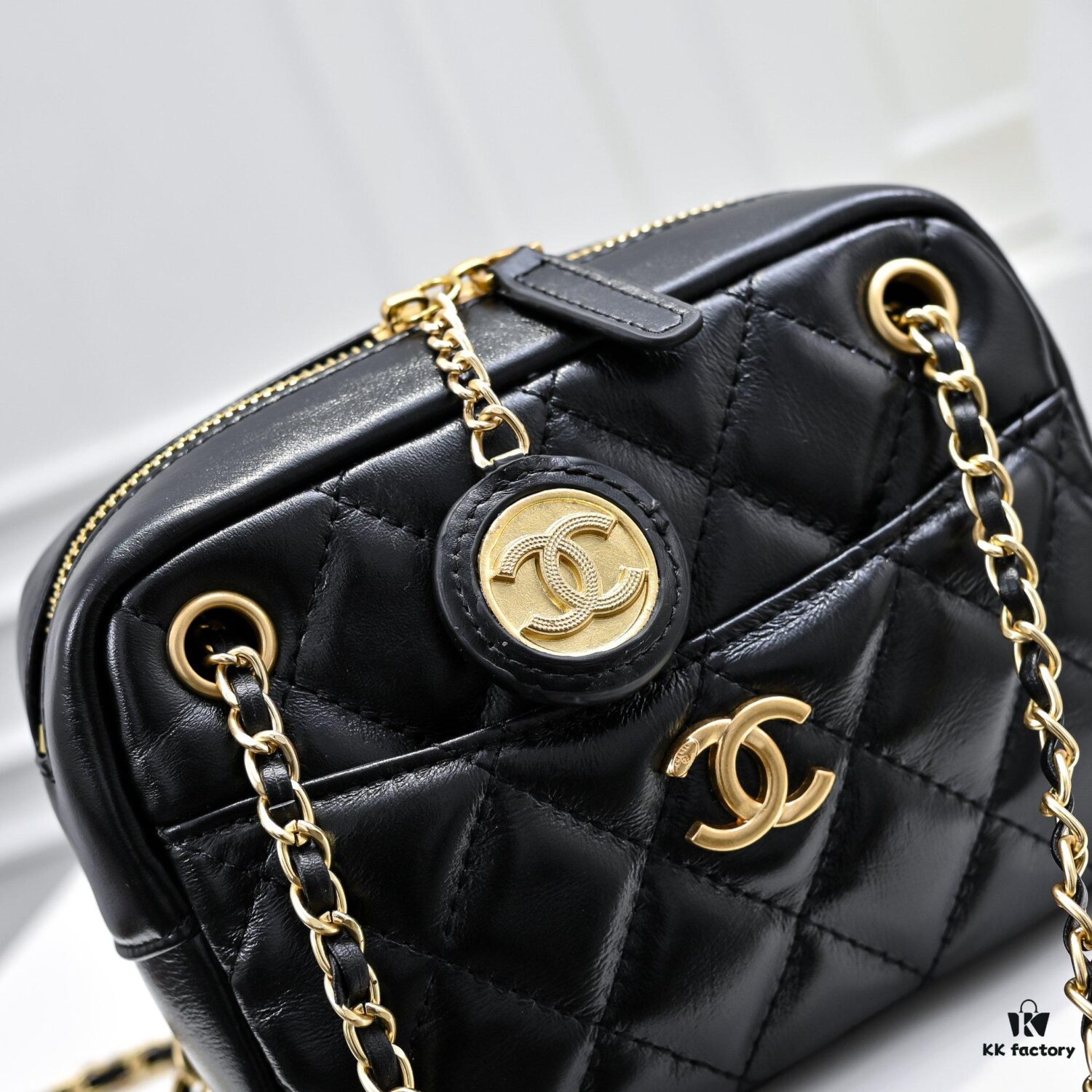 693050b6f09edb6de4c4ebda CHANEL 24K Autumn/Winter New Series Camera Bag, Full-Grain Leather, Eye-Catching Double C Logo, Classic and Unique Design