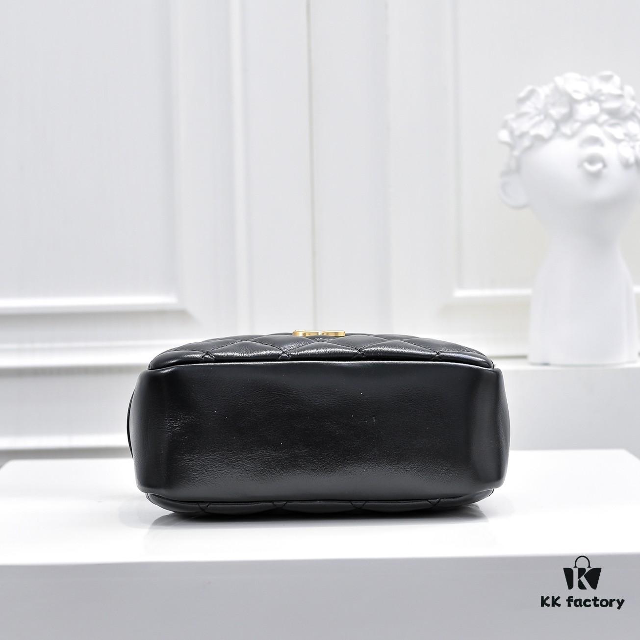 693050c2f09edb6de4c4ebed CHANEL 24K Autumn/Winter New Series Camera Bag, Full-Grain Leather, Eye-Catching Double C Logo, Classic and Unique Design