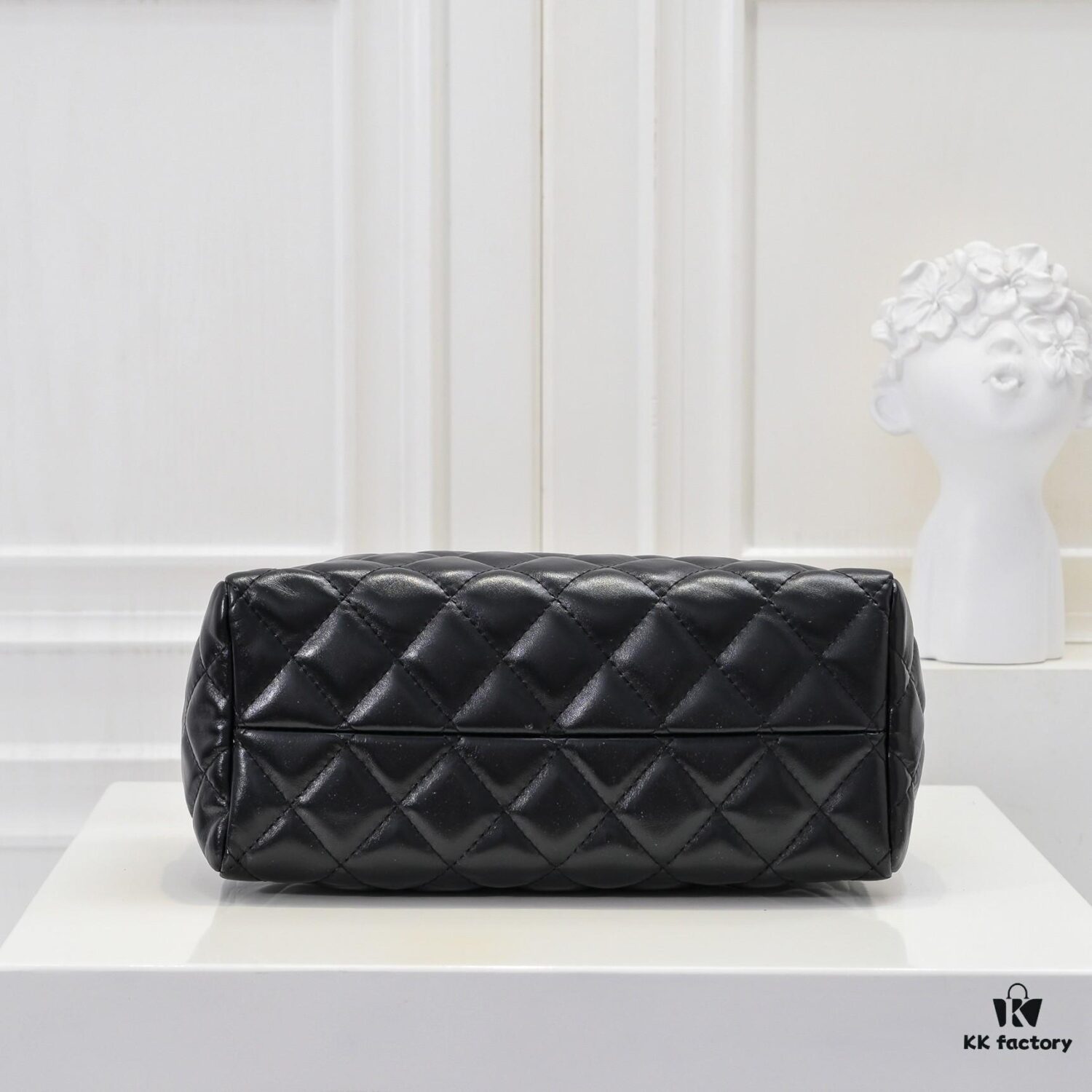 693051a0f09edb6de4c4ed10 Chanel 24B Thick Chain Pillow Bag, Top-Grade Cowhide, Elegant and Charming Black Shoulder Bag with CC Logo and Black-Gold Woven Chain