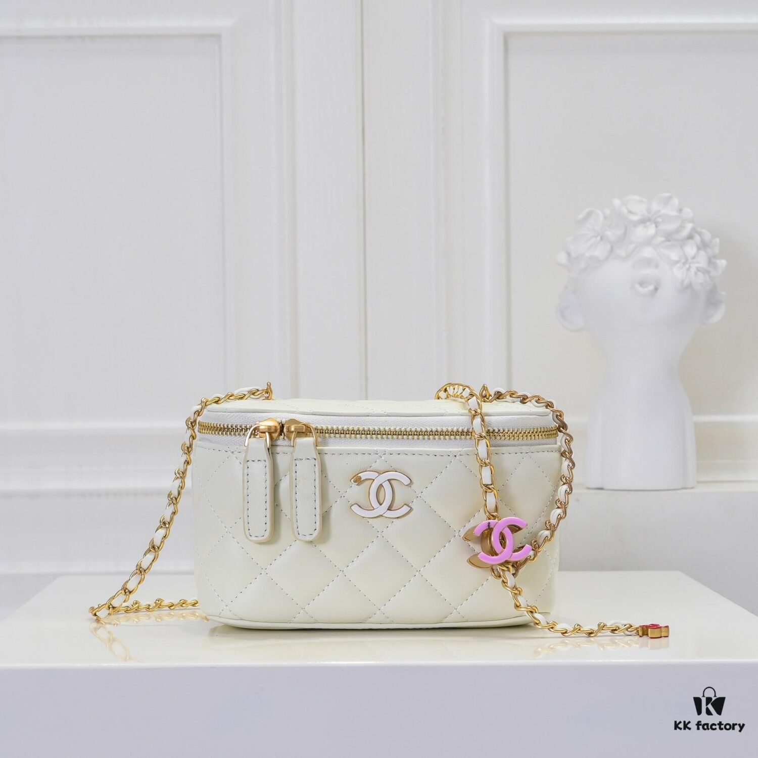 693051c5f09edb6de4c4ed3c Large Size 👑 Chanel 24A New Double C Enamel Buckle Makeup Pouch, Compact and Exquisitely Crafted
