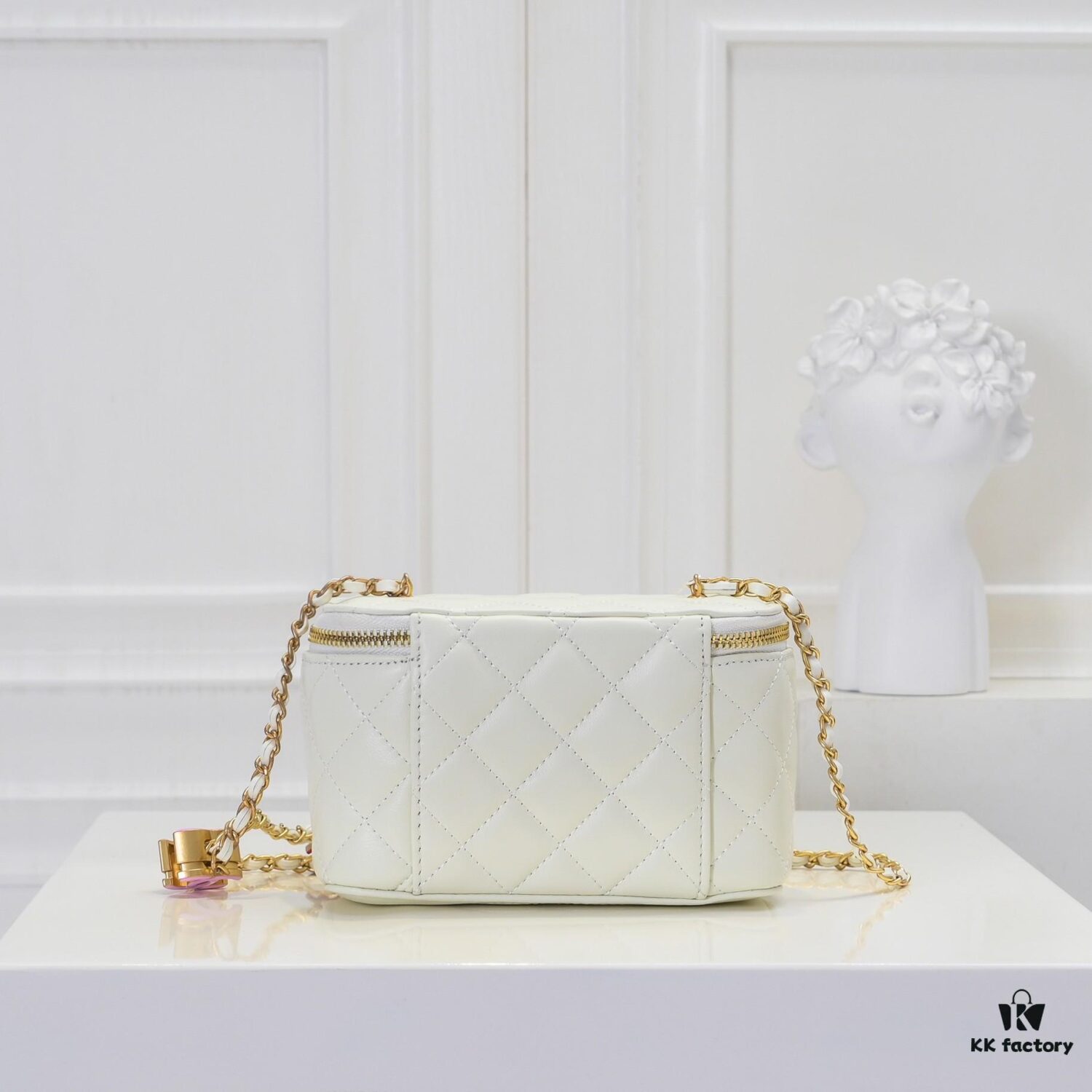 693051c5f09edb6de4c4ed3d Large Size 👑 Chanel 24A New Double C Enamel Buckle Makeup Pouch, Compact and Exquisitely Crafted