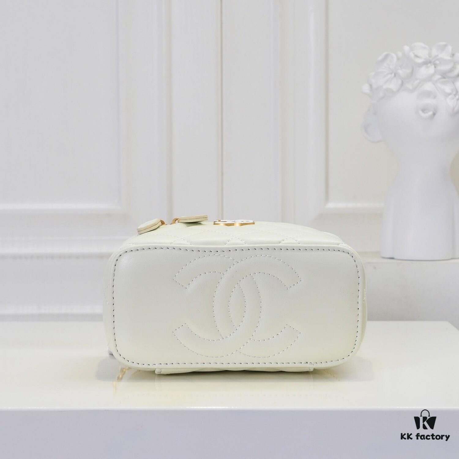 693051c7f09edb6de4c4ed3e Large Size 👑 Chanel 24A New Double C Enamel Buckle Makeup Pouch, Compact and Exquisitely Crafted