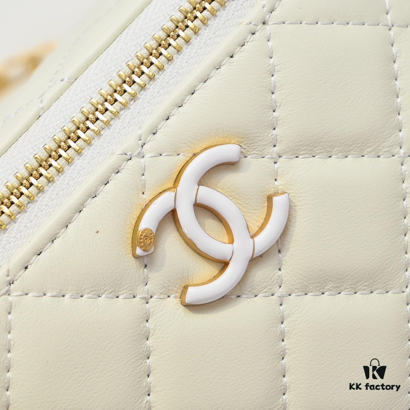 693051c8f09edb6de4c4ed40 Large Size 👑 Chanel 24A New Double C Enamel Buckle Makeup Pouch, Compact and Exquisitely Crafted