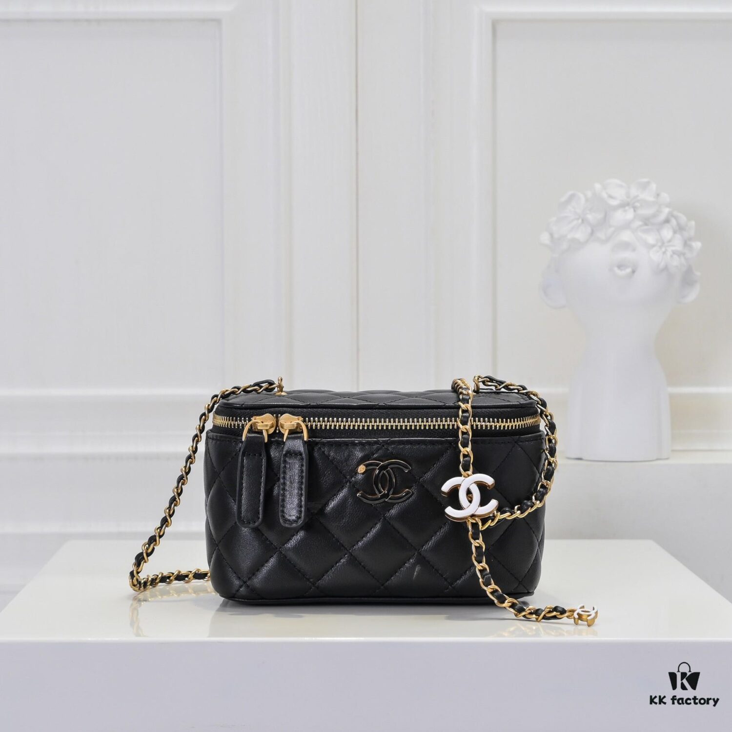 Large Size 👑 Chanel 24A New Double C Enamel Buckle Cosmetic Pouch, Exquisitely Crafted