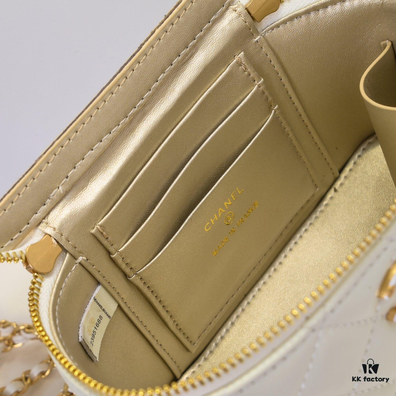 693051cbf09edb6de4c4ed43 Large Size 👑 Chanel 24A New Double C Enamel Buckle Makeup Pouch, Compact and Exquisitely Crafted