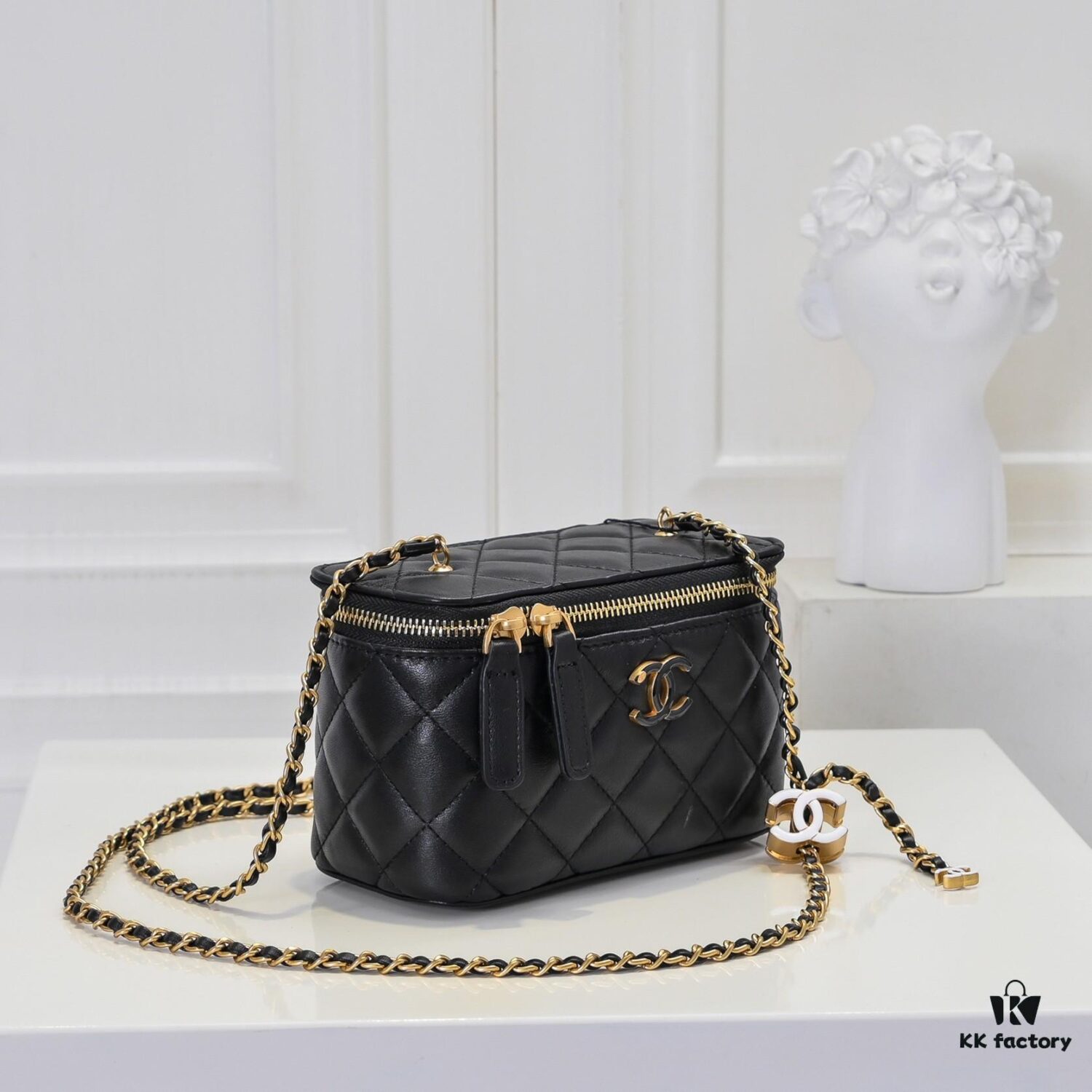Large Size 👑 Chanel 24A New Double C Enamel Buckle Cosmetic Pouch, Exquisitely Crafted
