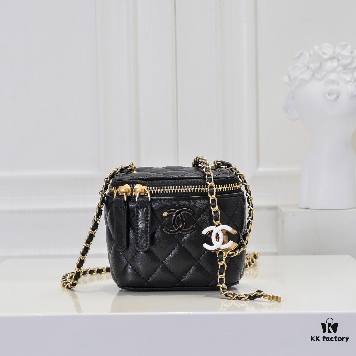 693051d6f09edb6de4c4ed53 Small Chanel 24A New Double C Enamel Buckle Cosmetic Pouch Genuine Imported Lamb Leather Stylish and Exquisite