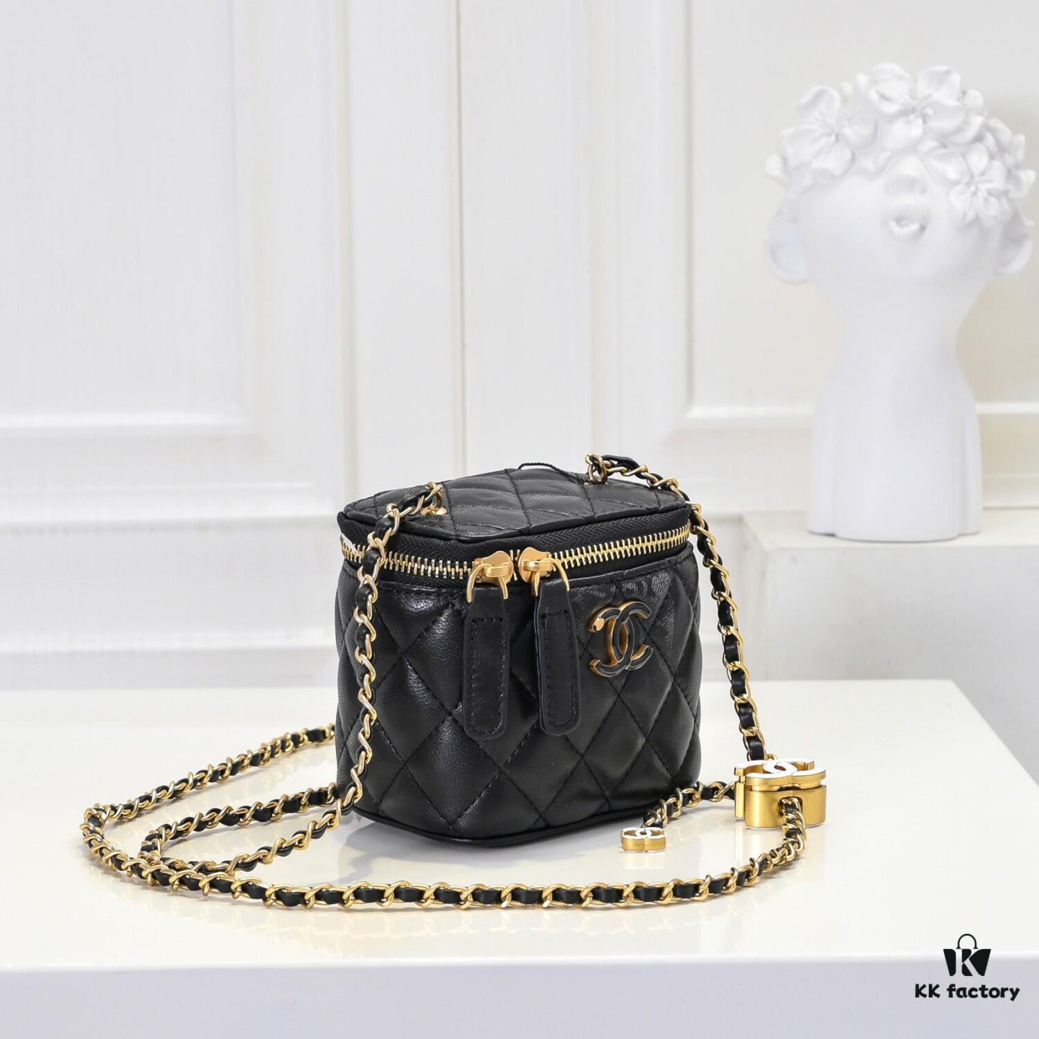 693051d7f09edb6de4c4ed55 Small Chanel 24A New Double C Enamel Buckle Cosmetic Pouch Genuine Imported Lamb Leather Stylish and Exquisite