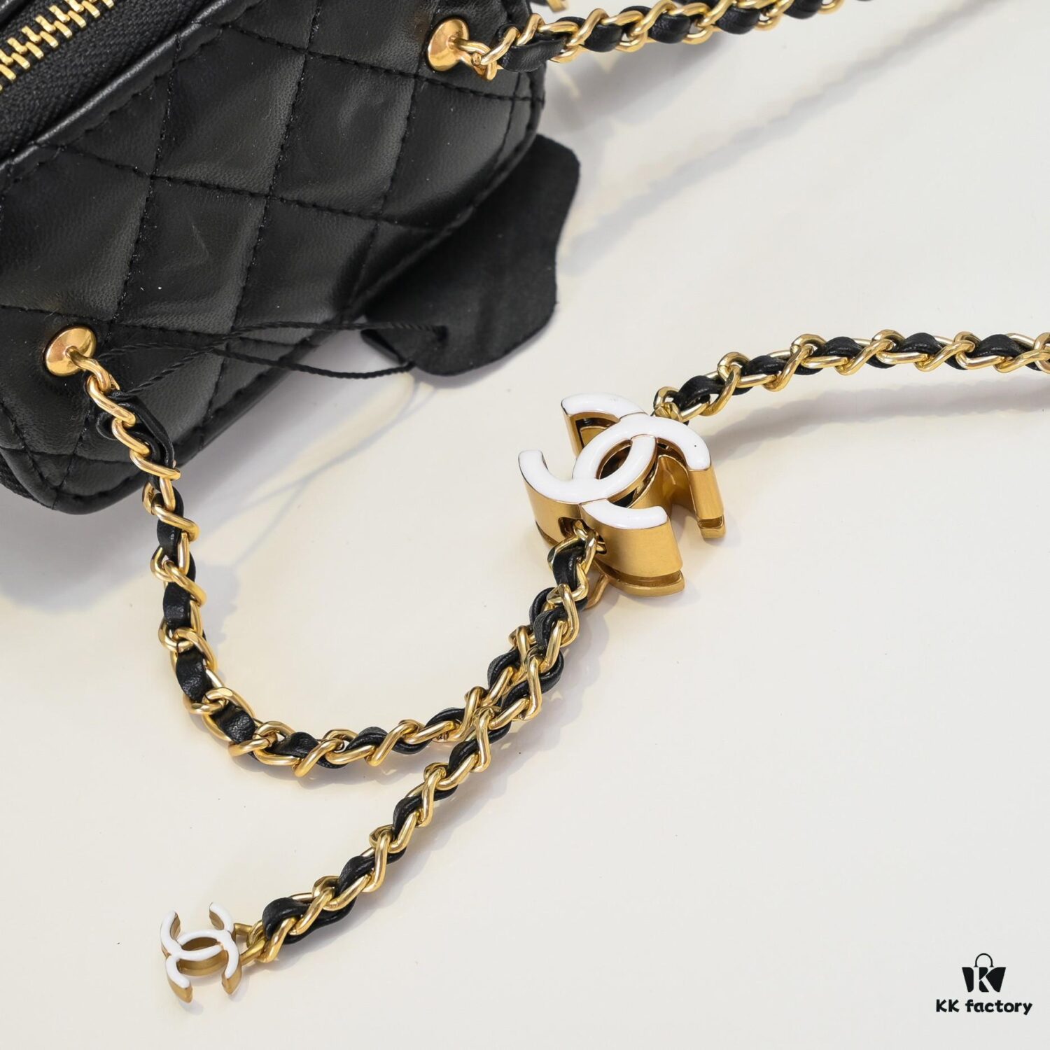 693051def09edb6de4c4ed5e Small Chanel 24A New Double C Enamel Buckle Cosmetic Pouch Genuine Imported Lamb Leather Stylish and Exquisite