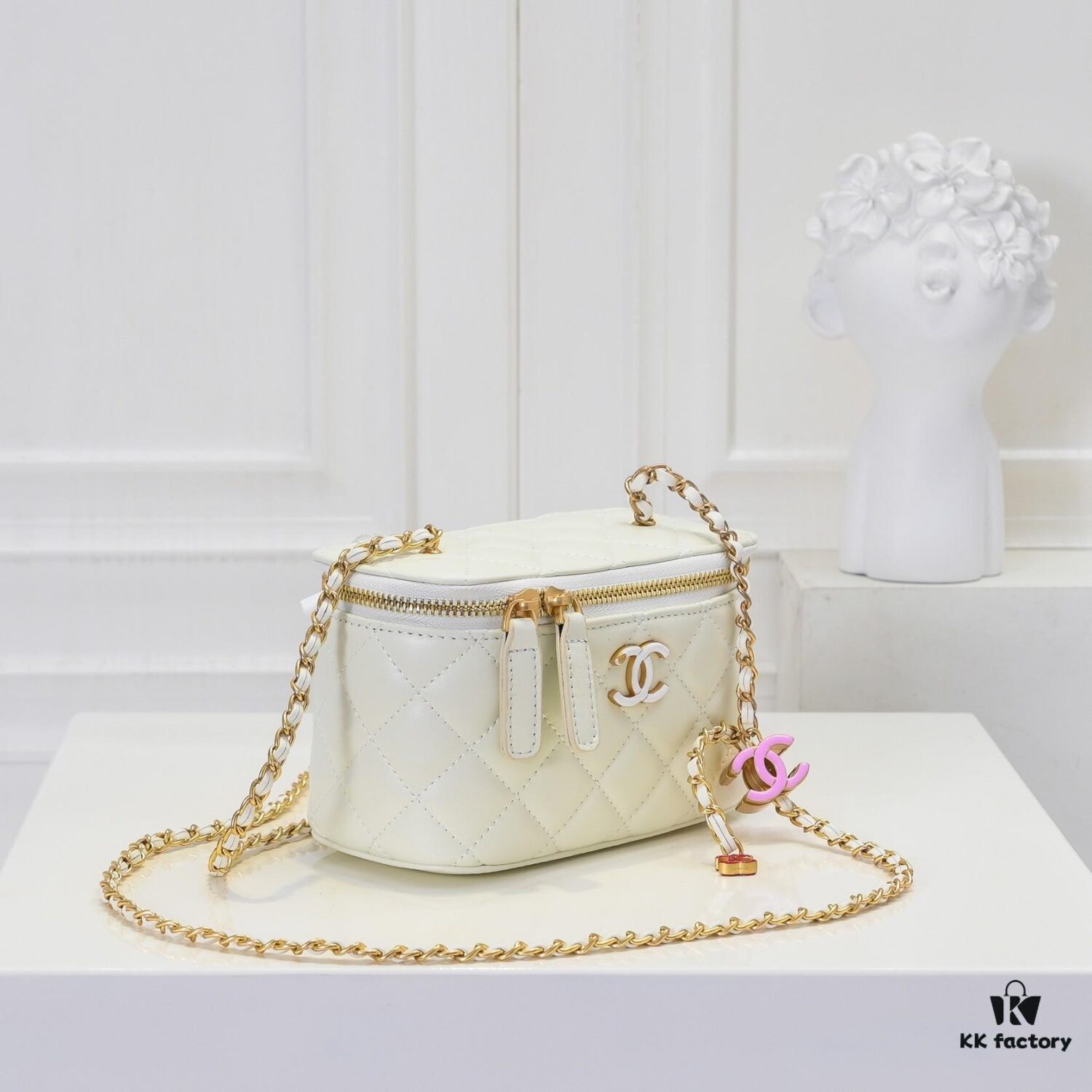 693051e9f09edb6de4c4ed6d Large Size 👑 Chanel 24A New Double C Enamel Buckle Makeup Pouch, Compact and Exquisitely Crafted