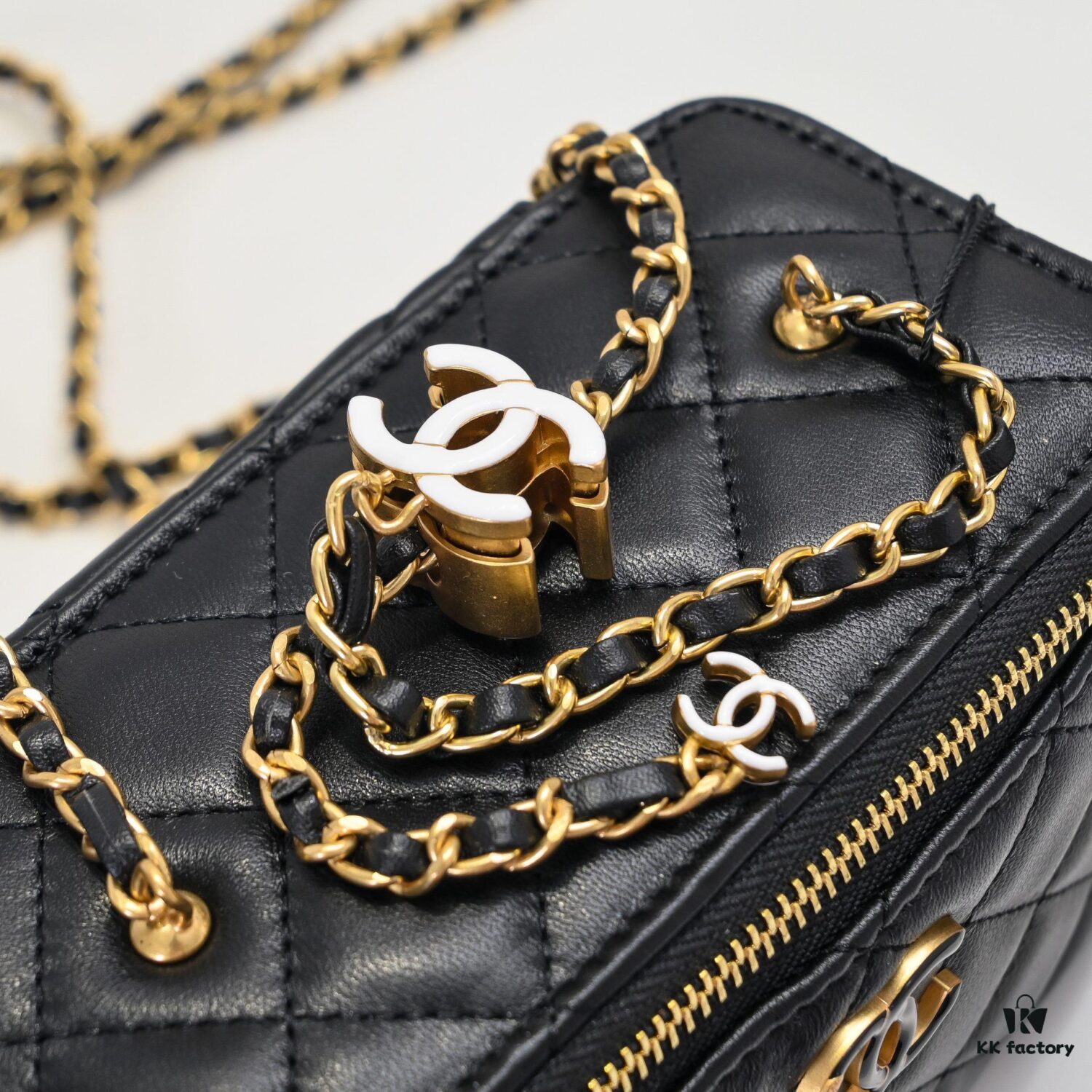 Large Size 👑 Chanel 24A New Double C Enamel Buckle Cosmetic Pouch, Exquisitely Crafted