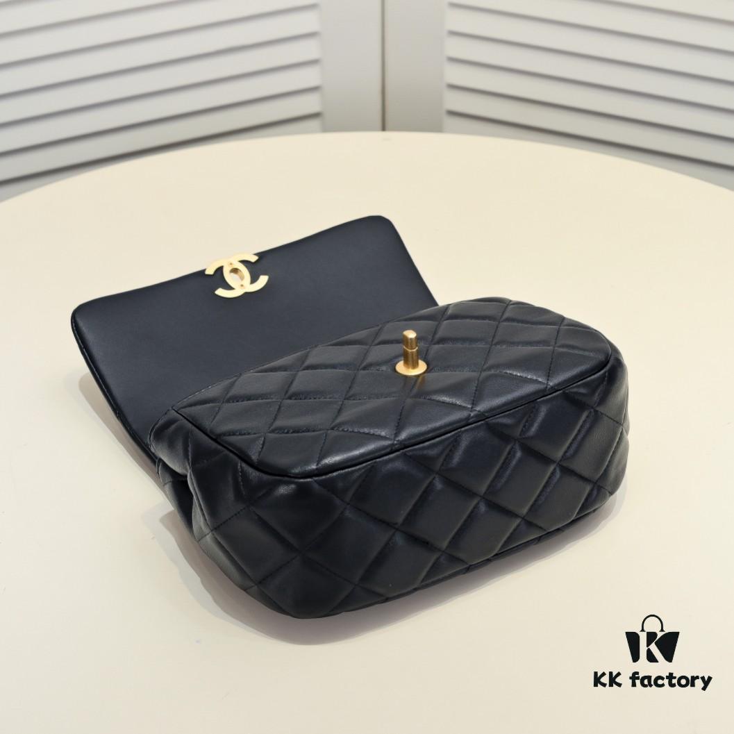Chanel 2024 Spring-Summer Early Collection Runway Latest Model Classic Quilted Flap Bag with Bold Gold Chain Accent