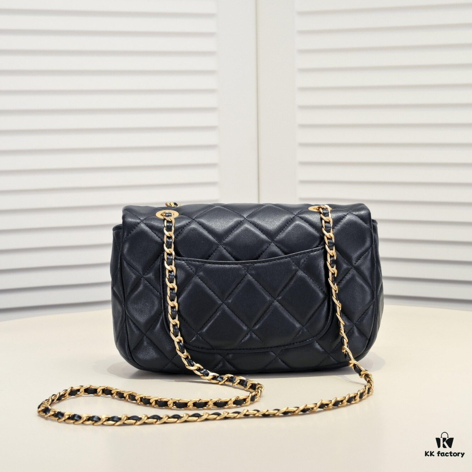 Chanel 2024 Spring-Summer Early Collection Runway Latest Model Classic Quilted Flap Bag with Bold Gold Chain Accent