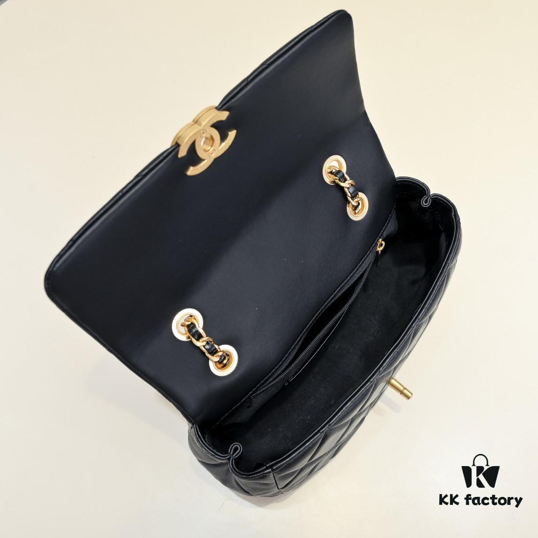 Chanel 2024 Spring-Summer Early Collection Runway Latest Model Classic Quilted Flap Bag with Bold Gold Chain Accent