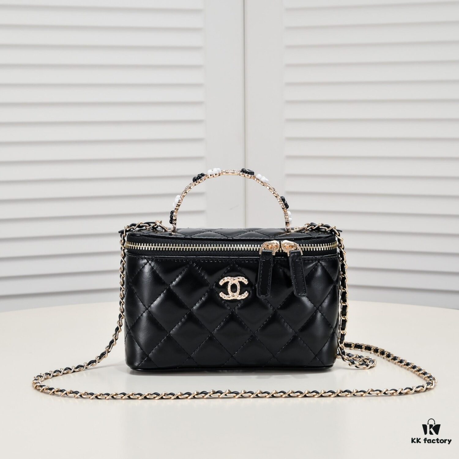 693052e4f09edb6de4c4eec3 Chanel 23K Floral 'Flat Box' Bag