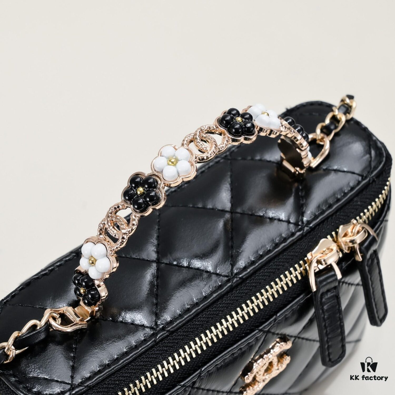 693052e7f09edb6de4c4eeca Chanel 23K Floral 'Flat Box' Bag