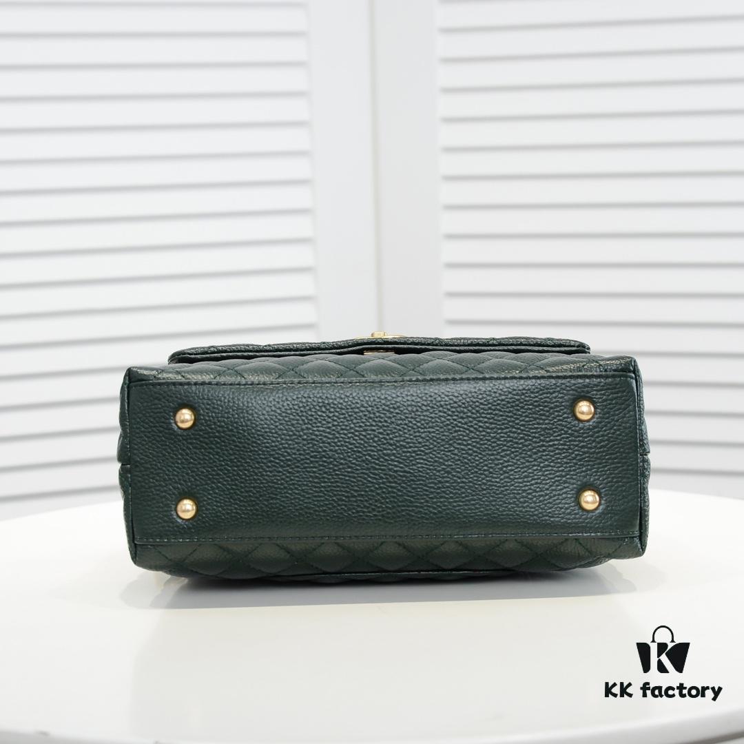 693053b7f09edb6de4c4f008 Emerald Green and Red Chanel-Style Shoulder Bag with Unique Clasp Design – Dual Carry Tote & Crossbody, Exotic Texture with Luxe Gold Hardware