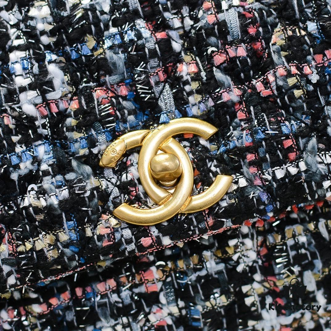 693053e4f09edb6de4c4f03e Chanel 20 Early Autumn New Arrival π₯ Unique Design Flap Bag with Shoulder and Top Handle Dual Carry Options π Premium Imported Sequined Tweed! β One-of-a-Kind Material Paired with Upgraded Full Imported Gold-Tone Hardware πππ Crafted by Master Artisans π Pure Handmade Excellence π An Elegant You Deserves a High-End Chanel Bag That Radiates Grace and Brilliance π Timeless Fashion Model No.: 92991 Size: 26*16*9cm