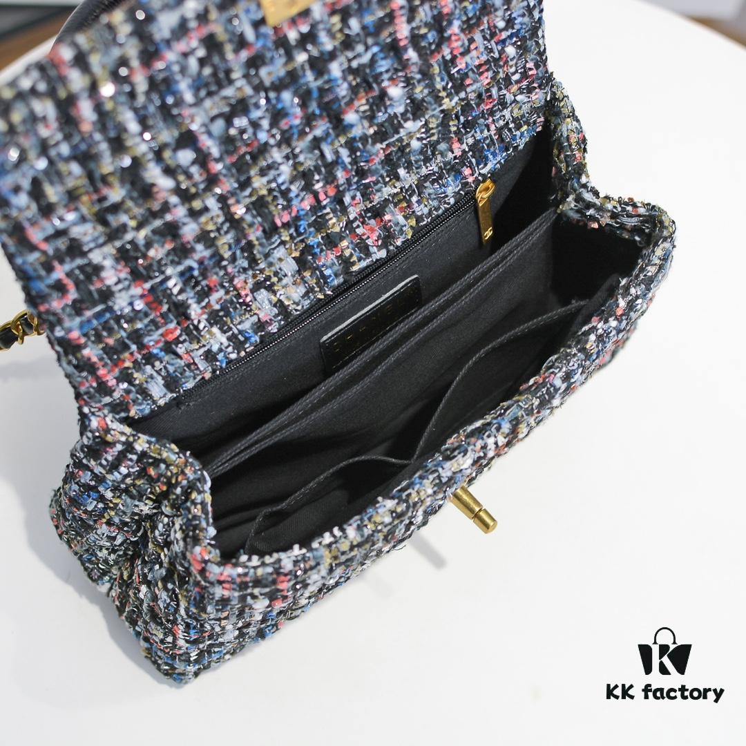 693053e5f09edb6de4c4f040 Chanel 20 Early Autumn New Arrival π₯ Unique Design Flap Bag with Shoulder and Top Handle Dual Carry Options π Premium Imported Sequined Tweed! β One-of-a-Kind Material Paired with Upgraded Full Imported Gold-Tone Hardware πππ Crafted by Master Artisans π Pure Handmade Excellence π An Elegant You Deserves a High-End Chanel Bag That Radiates Grace and Brilliance π Timeless Fashion Model No.: 92991 Size: 26*16*9cm