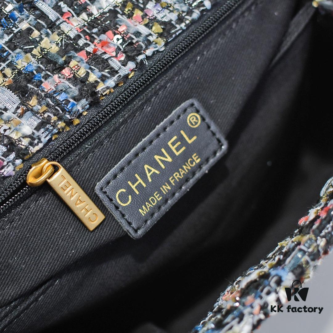 693053e5f09edb6de4c4f041 Chanel 20 Early Autumn New Arrival π₯ Unique Design Flap Bag with Shoulder and Top Handle Dual Carry Options π Premium Imported Sequined Tweed! β One-of-a-Kind Material Paired with Upgraded Full Imported Gold-Tone Hardware πππ Crafted by Master Artisans π Pure Handmade Excellence π An Elegant You Deserves a High-End Chanel Bag That Radiates Grace and Brilliance π Timeless Fashion Model No.: 92991 Size: 26*16*9cm
