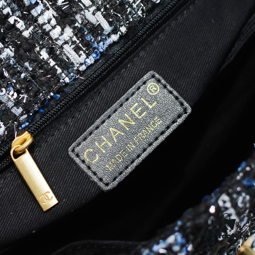 693053f0f09edb6de4c4f04a Chanel 20 Early Autumn New Arrival ๐ฅ Unique Design Flap Bag with Shoulder and Top Handle Dual Carry Options ๐ Premium Imported Sequined Tweed! โ One-of-a-Kind Material Paired with Upgraded Full Imported Gold-Tone Hardware ๐๐๐ Crafted by Master Artisans ๐ Pure Handmade Excellence ๐ An Elegant You Deserves a High-End Chanel Bag That Radiates Grace and Glamour ๐ Timeless Fashion Model No.: 92991 Size: 26*16*9cm