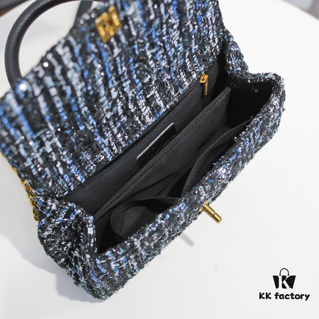 693053f4f09edb6de4c4f050 Chanel 20 Early Autumn New Arrival ๐ฅ Unique Design Flap Bag with Shoulder and Top Handle Dual Carry Options ๐ Premium Imported Sequined Tweed! โ One-of-a-Kind Material Paired with Upgraded Full Imported Gold-Tone Hardware ๐๐๐ Crafted by Master Artisans ๐ Pure Handmade Excellence ๐ An Elegant You Deserves a High-End Chanel Bag That Radiates Grace and Glamour ๐ Timeless Fashion Model No.: 92991 Size: 26*16*9cm