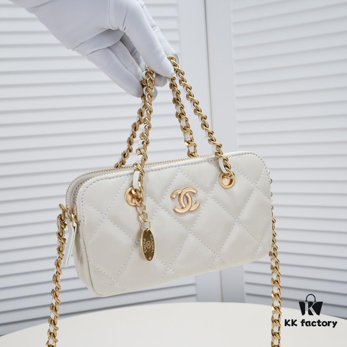 69305406f09edb6de4c4f067 Chanel 23K Gold Coin Chain Bag Vintage Style Fashionable and Versatile Handbag