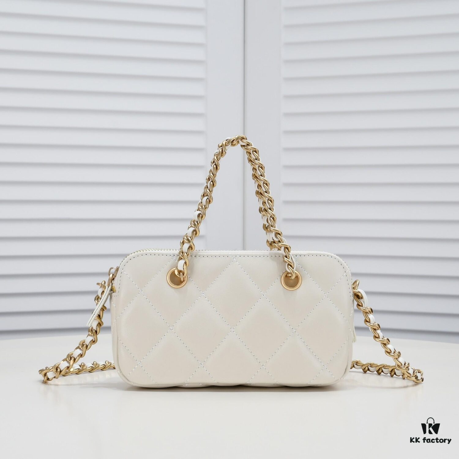 69305406f09edb6de4c4f068 Chanel 23K Gold Coin Chain Bag Vintage Style Fashionable and Versatile Handbag