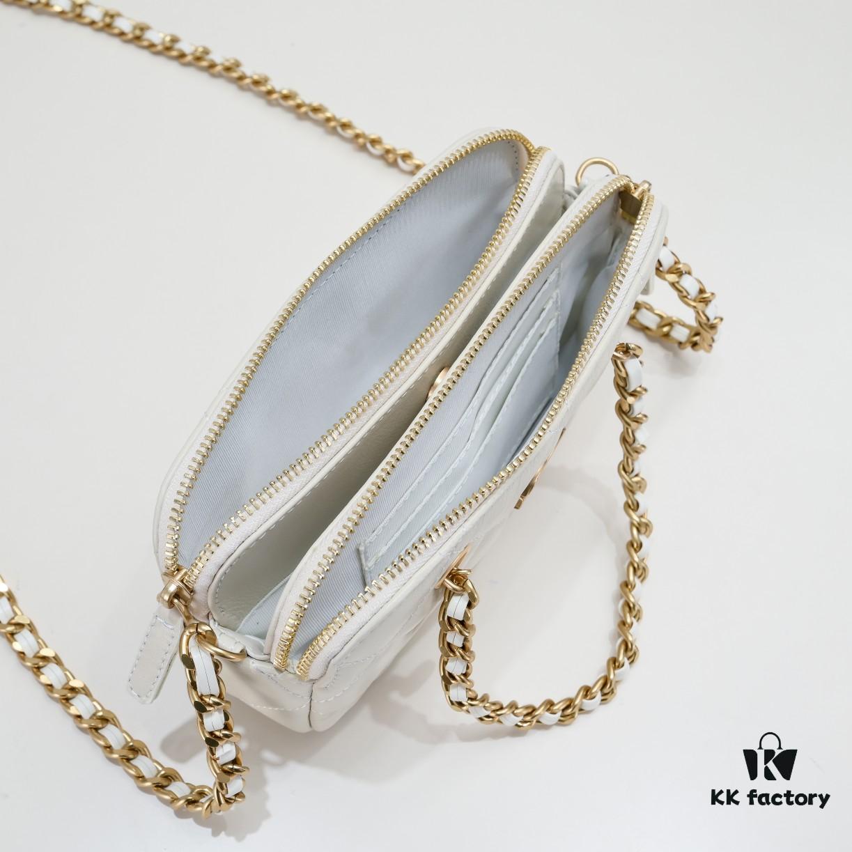 6930540af09edb6de4c4f06a Chanel 23K Gold Coin Chain Bag Vintage Style Fashionable and Versatile Handbag