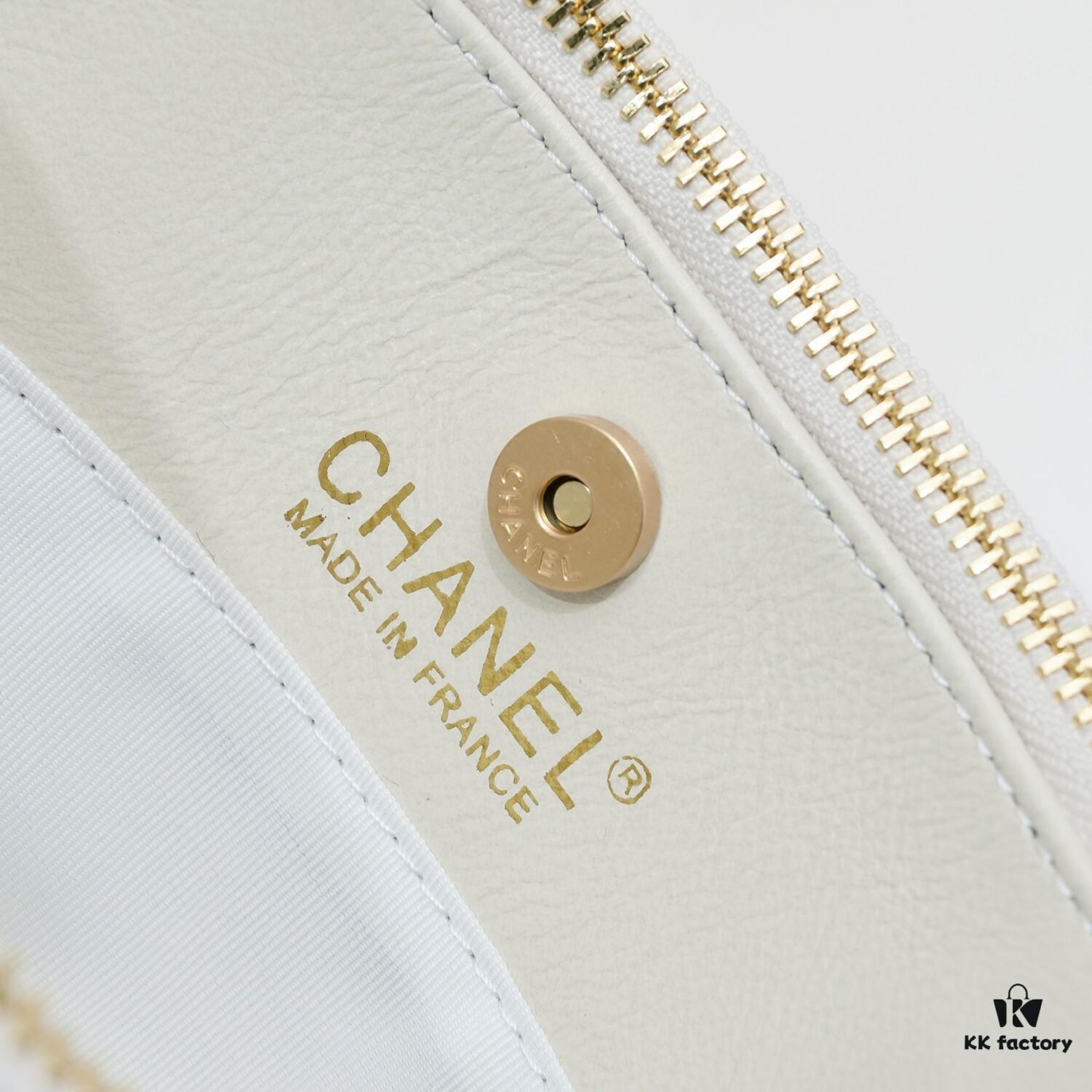 6930540cf09edb6de4c4f06f Chanel 23K Gold Coin Chain Bag Vintage Style Fashionable and Versatile Handbag