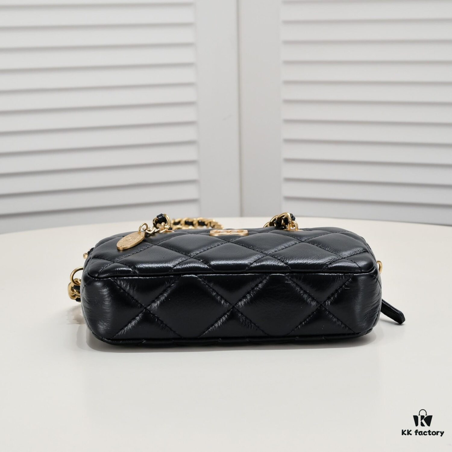 69305410f09edb6de4c4f073 Chanel 23K Gold Coin Chain Bag Vintage Style Fashionable and Versatile Handbag