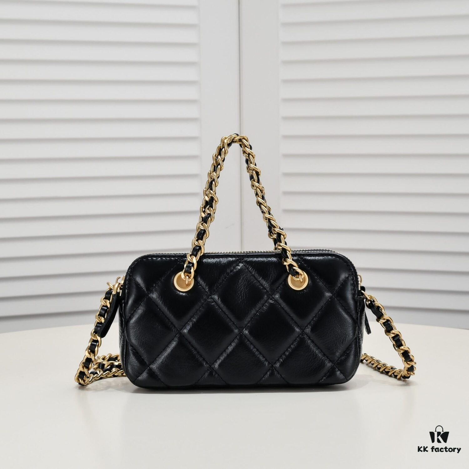 69305410f09edb6de4c4f074 Chanel 23K Gold Coin Chain Bag Vintage Style Fashionable and Versatile Handbag