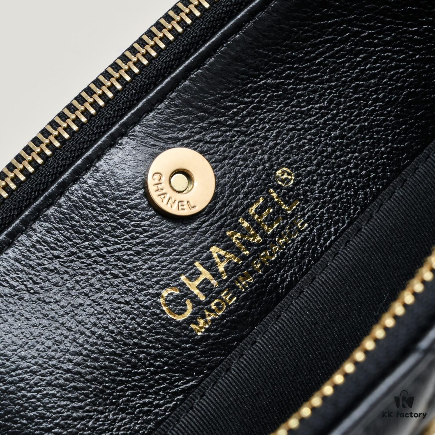 69305414f09edb6de4c4f077 Chanel 23K Gold Coin Chain Bag Vintage Style Fashionable and Versatile Handbag