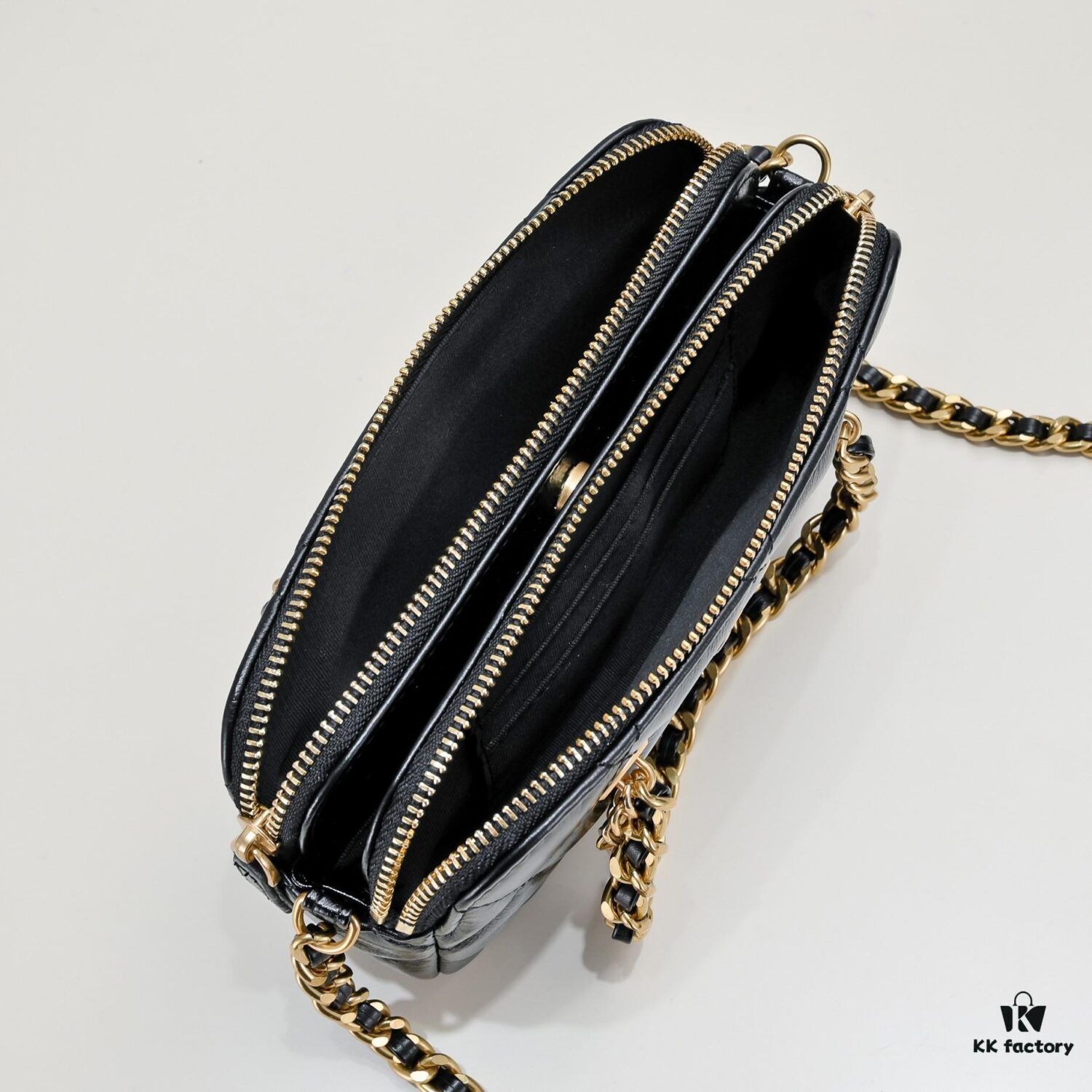 69305414f09edb6de4c4f078 Chanel 23K Gold Coin Chain Bag Vintage Style Fashionable and Versatile Handbag