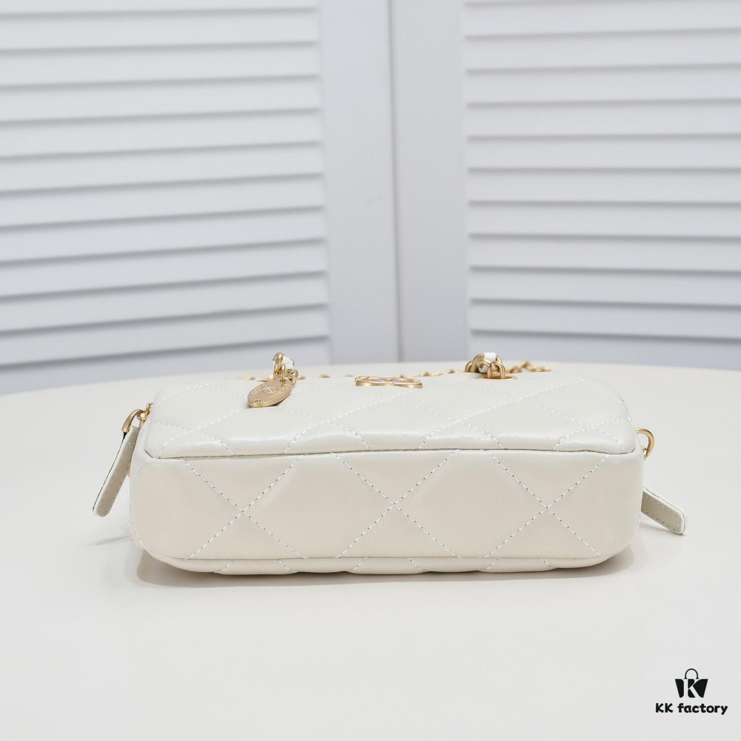 6930541ef09edb6de4c4f084 Chanel 23K Gold Coin Chain Bag Vintage Style Fashionable and Versatile Handbag
