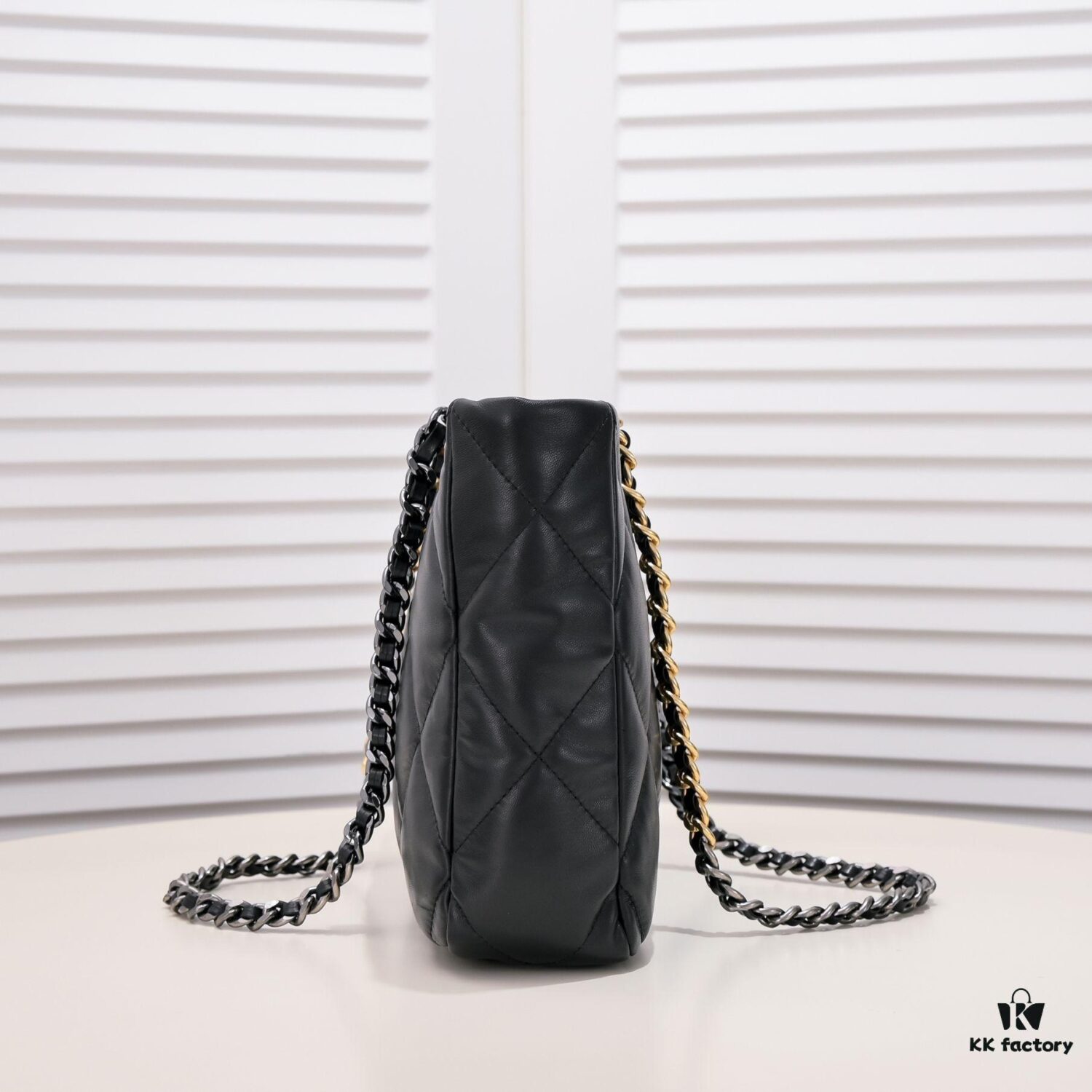 69305435f09edb6de4c4f0a8 Mini CHANEL 22B 19BAG Tote Black Gold Italian First-Class GR Lamb Leather