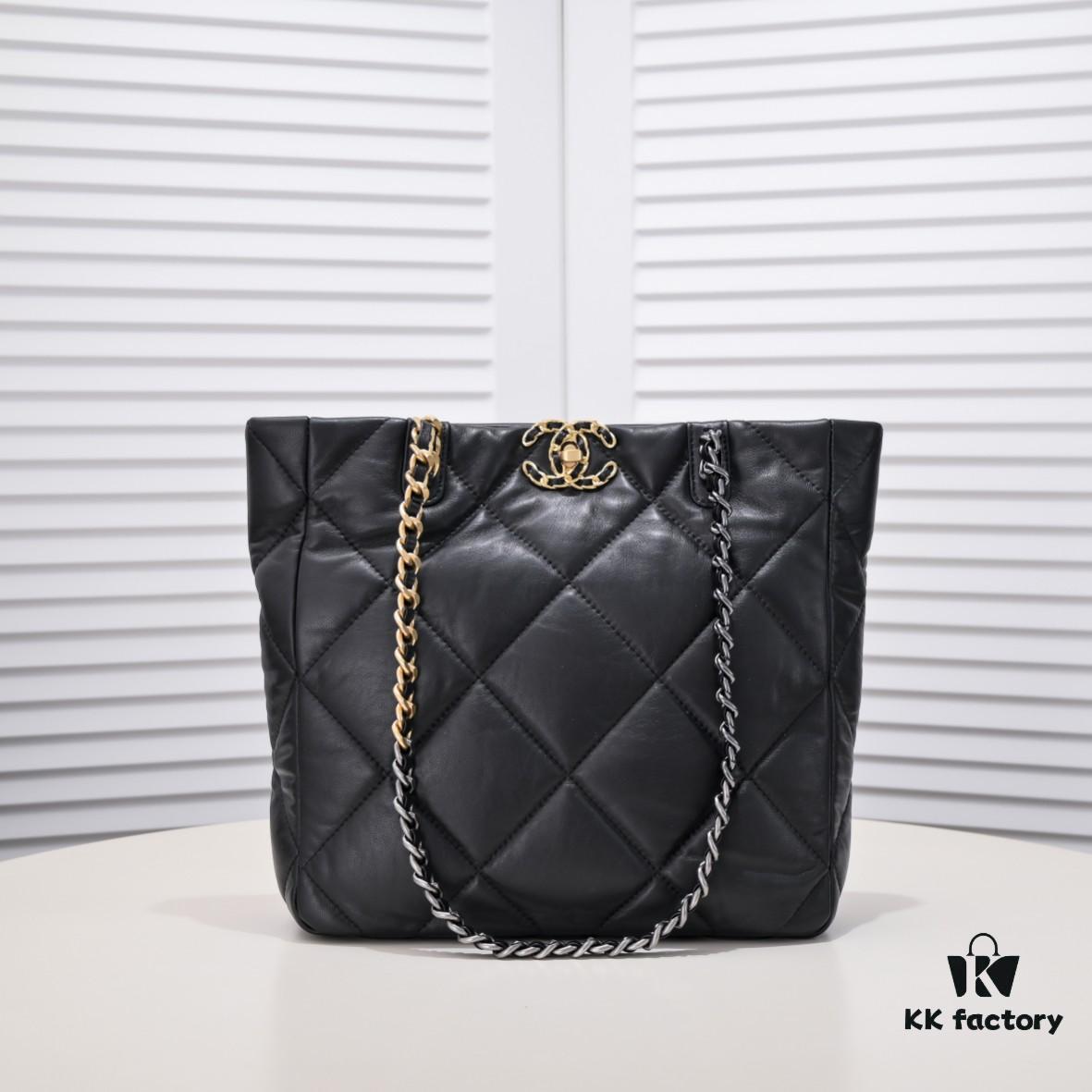 6930543cf09edb6de4c4f0b7 CHANEL 22B 19BAG Tote Black Gold Small Size