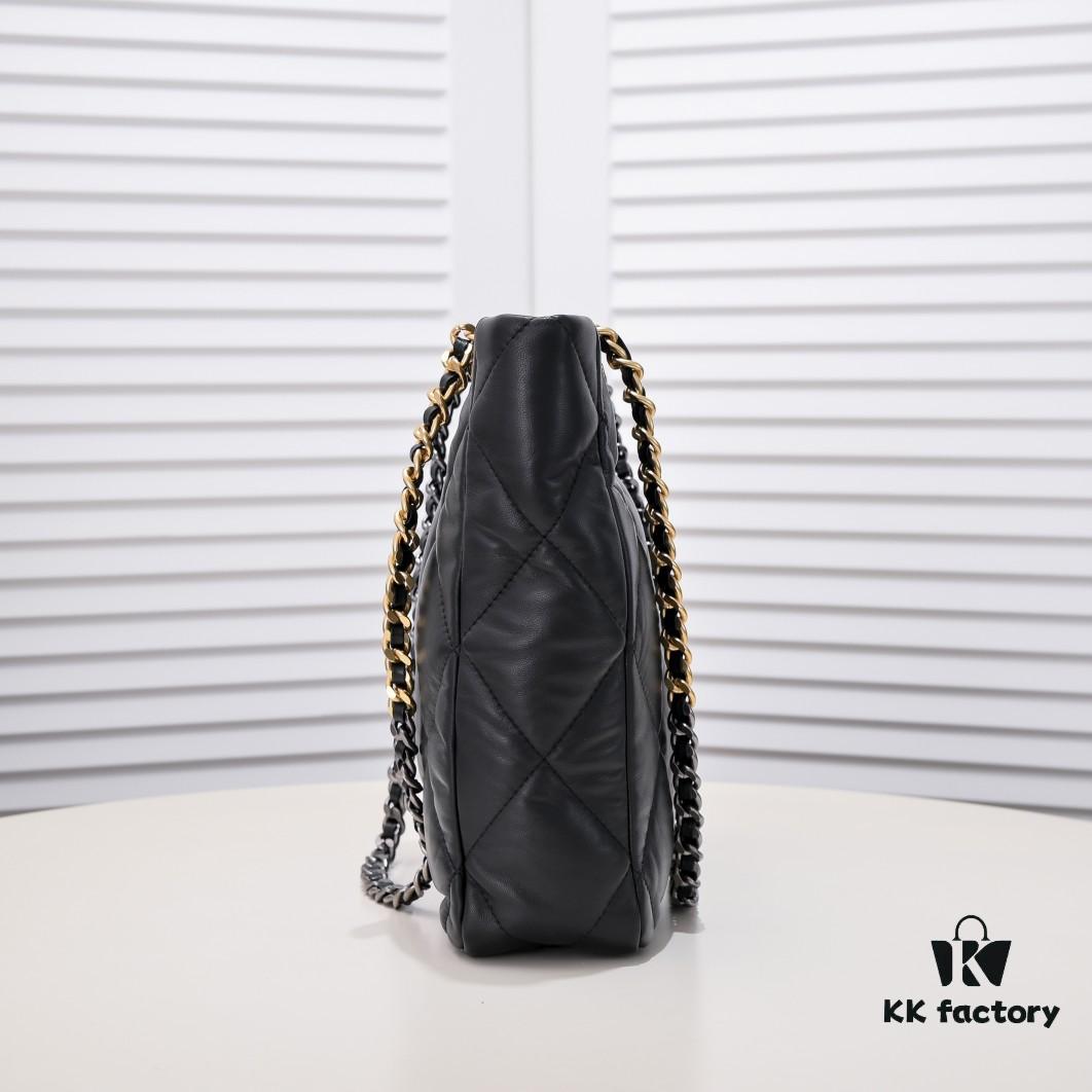6930543df09edb6de4c4f0b8 CHANEL 22B 19BAG Tote Black Gold Small Size